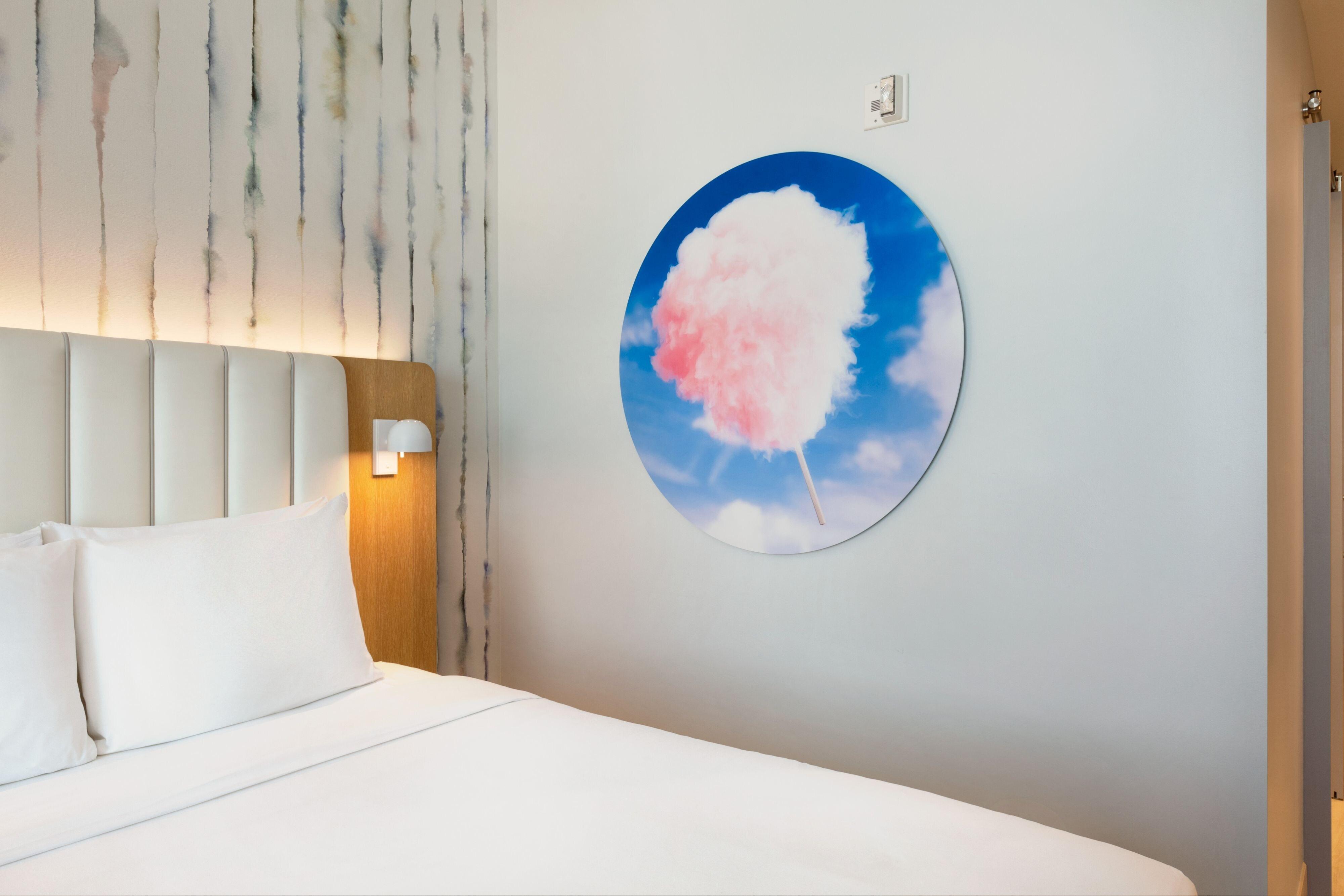 래디슨 블루 애너하임 호텔 외부 사진 Artwork by artist, Mark Fox, in the rooms of the hotel