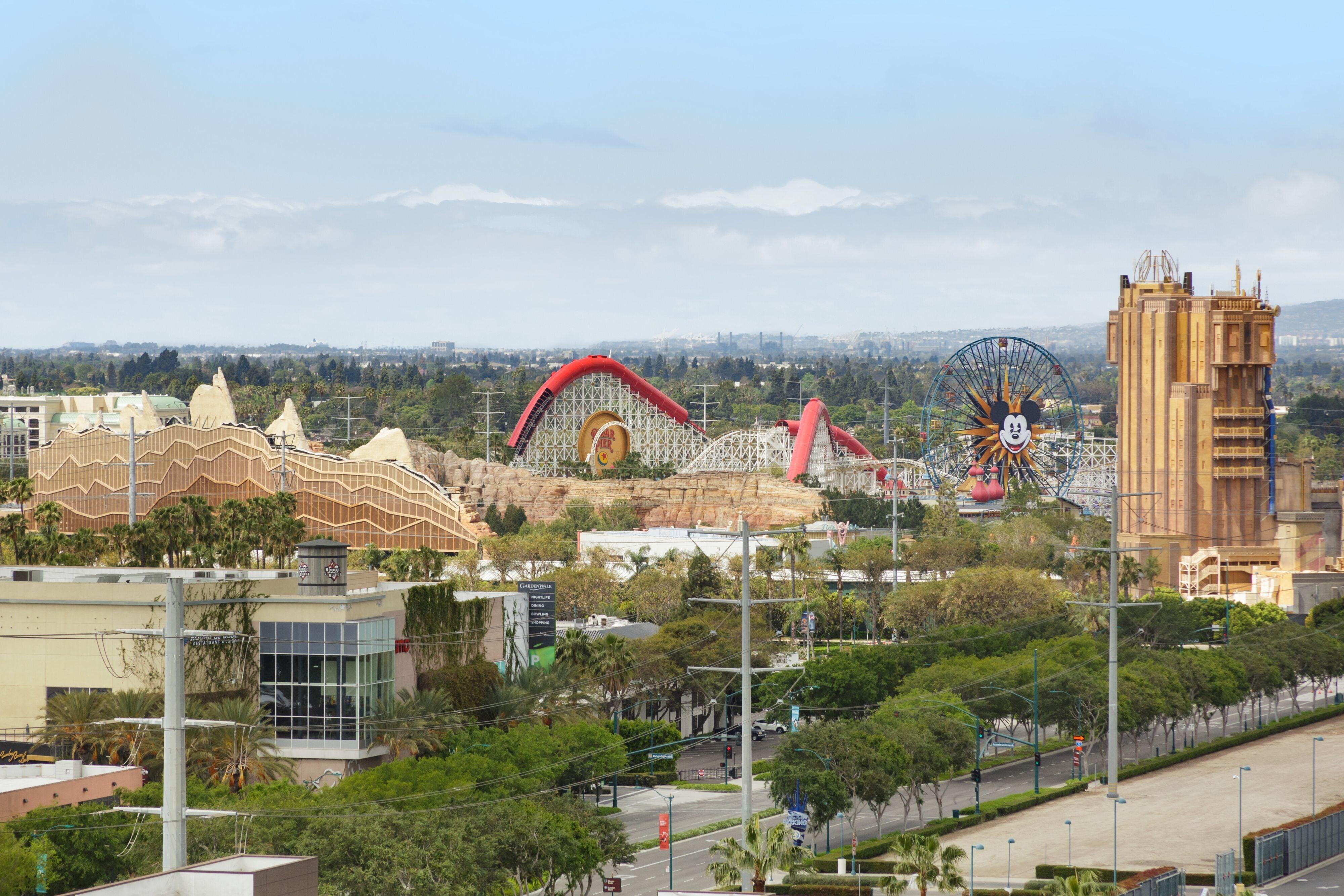 래디슨 블루 애너하임 호텔 외부 사진 The park's layout, as seen from the Buena Park Marriott Hotel